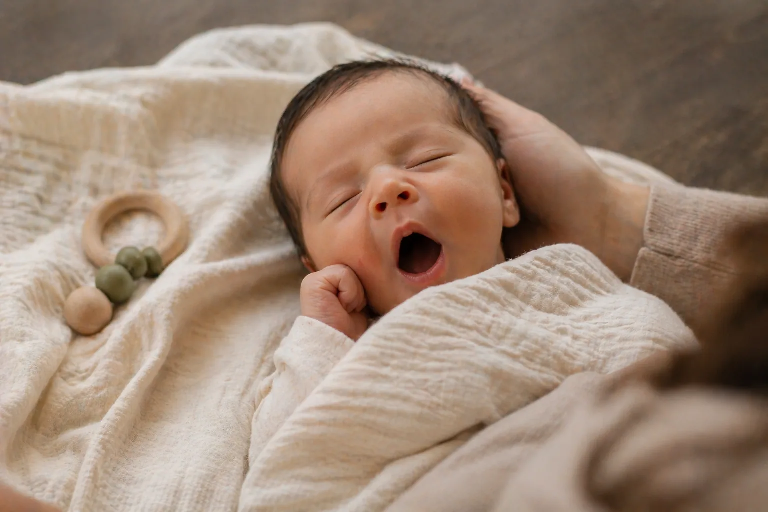 Consultante en lactation IBCLC examinant la bouche d'un nouveau-né pour diagnostiquer un frein de langue à Bruxelles